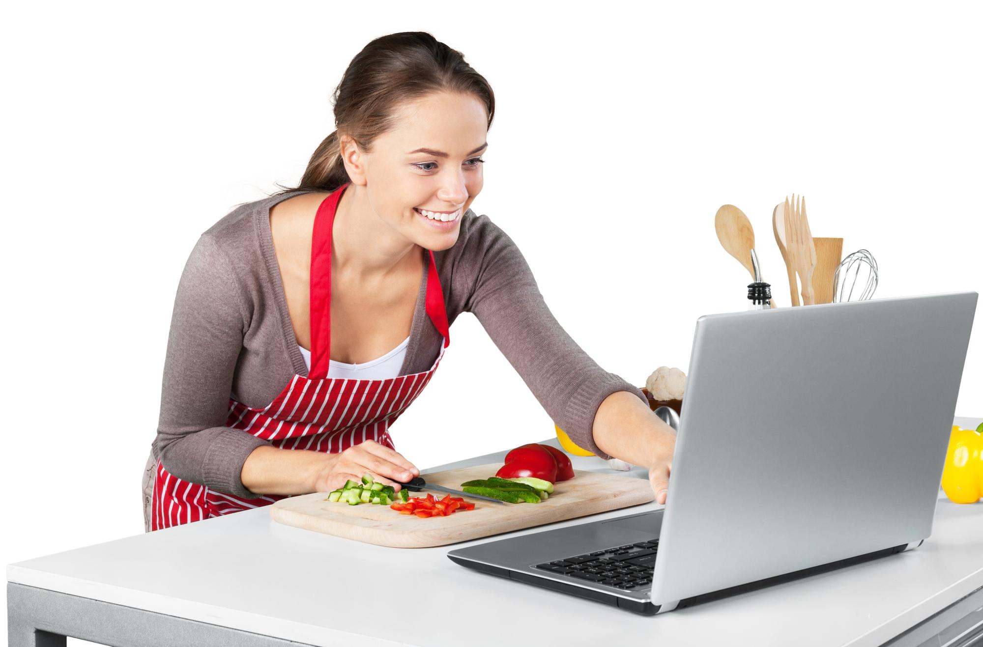 Banco cucina con ingredienti freschi e laptop