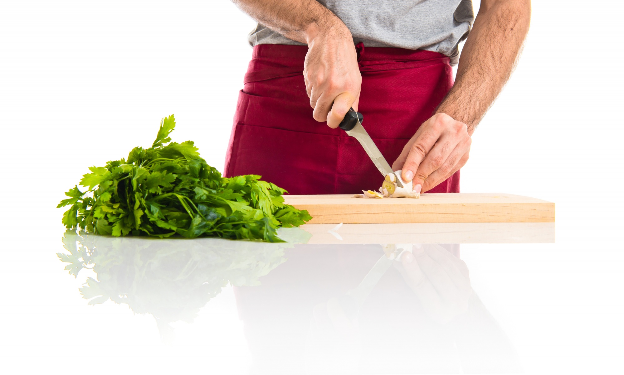 Chef che mostra taglio a julienne
