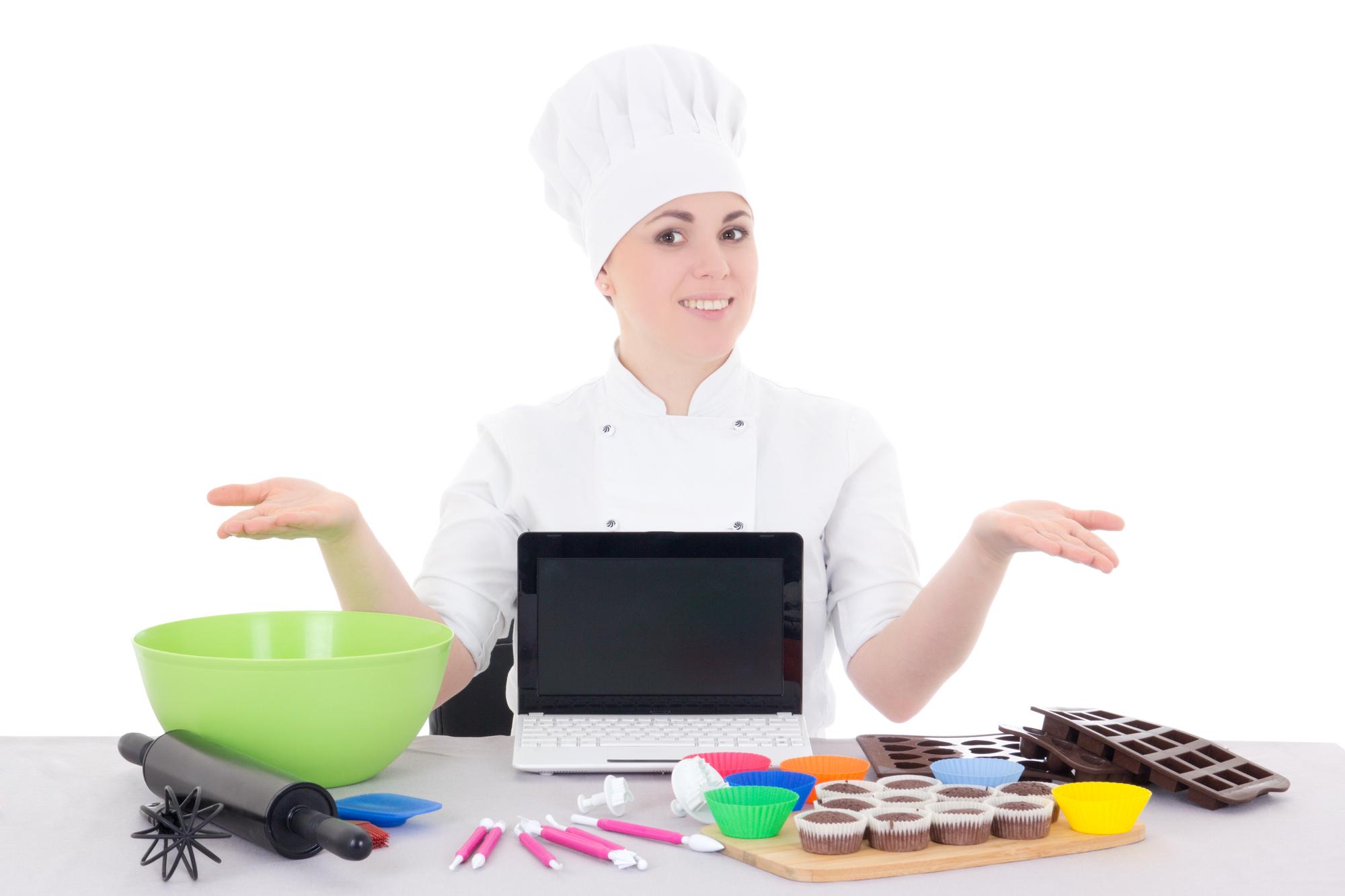 Chef online che mostra una tecnica di impasto