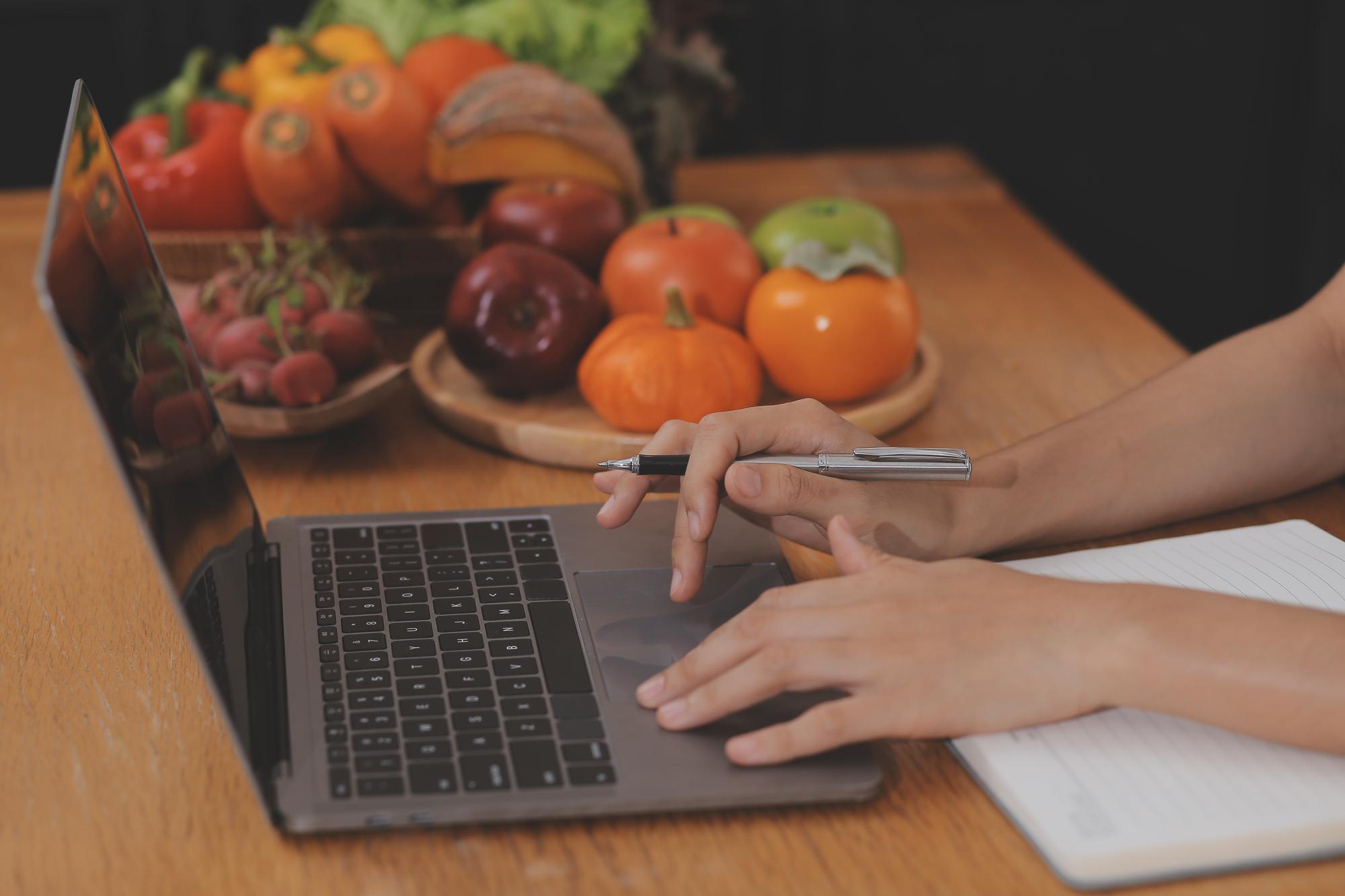 Composizione cibo e laptop per corso